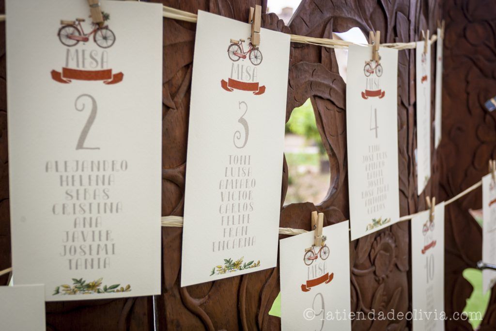 Rincón decorado con tarjetas de seatin plan con motivo de bicicleta con cesta de flores
