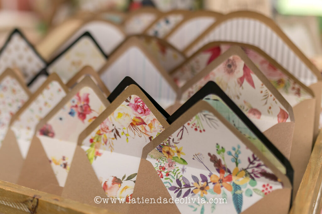 Fotografía de diferentes tipos de forros para sobres con diferentes diseños florales. Invitaciones y papelería de boda en Terrassa
