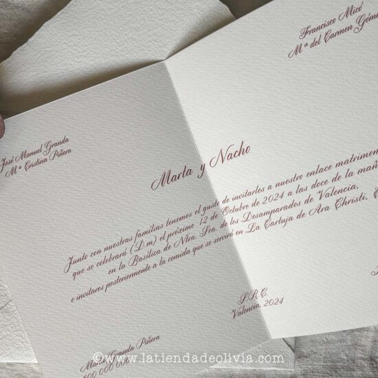 invitación de boda clásica con tipografía burdeos
