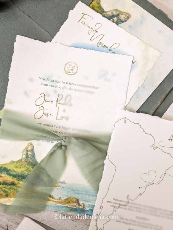 Invitación de boda en dos idiomas atada con cinta de gasa verde